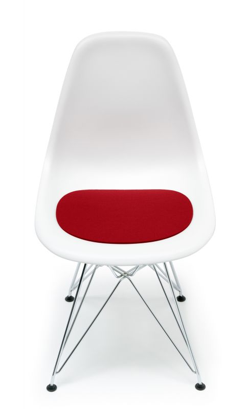 Weißer Eames DSR Stuhl mit roter Hey Sign Filz Sitzauflage für bequemes Sitzen.